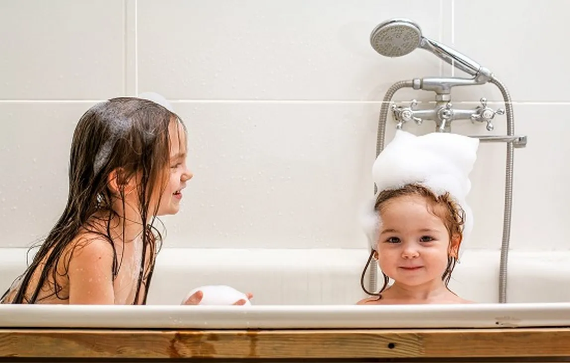 Брат снял сестру в ванной