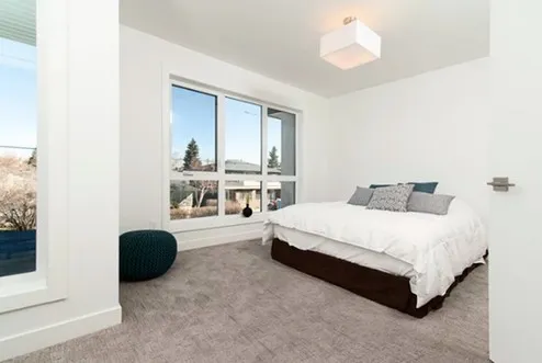 Arrange a small bedroom How to look wider?