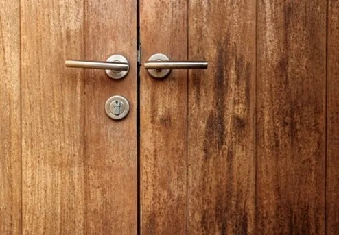 How to solve the problem of cracked wooden doors