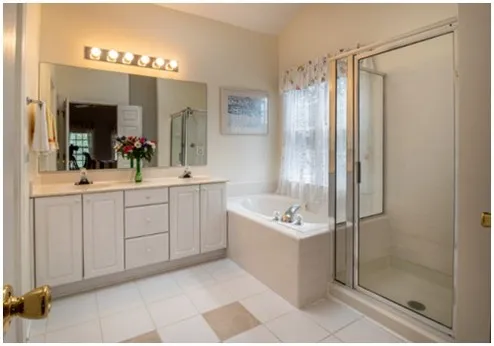 The sewer pipe in the bathroom is leaking. 