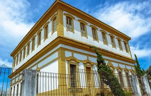  What is a colonial style home or condo?