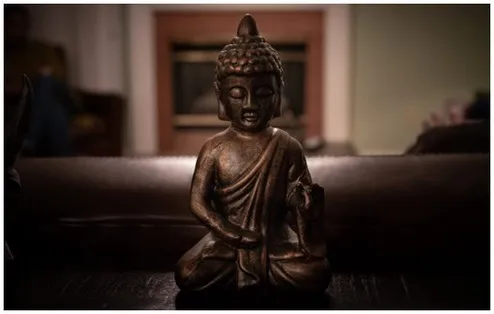  Where should the altar table should be facing?