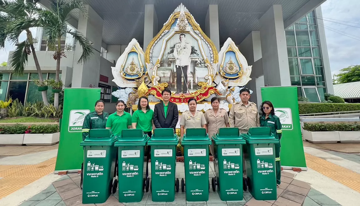 มอบถังขยะจากพลาสติกรีไซเคิล 100 ใบ ให้กับสำนักงานเขตสะพานสูง