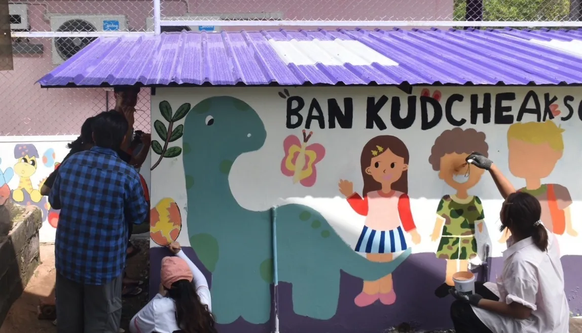  สนับสนุนกลุ่มผลิตภัณฑ์จระเข้และสีจระเข้ให้กับชมรมอาสาพัฒนา