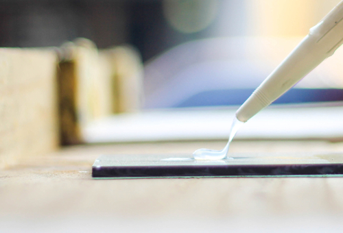 ภาพ: ใช้กาวตะปูบนกระจก