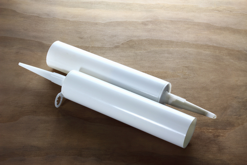 กาวตะปูบนแผ่นไม้