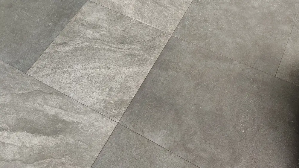 พื้นกระเบื้องหลังยาแนวเสร็จ