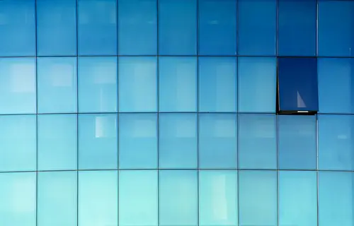 กระจกอาคารสีฟ้า