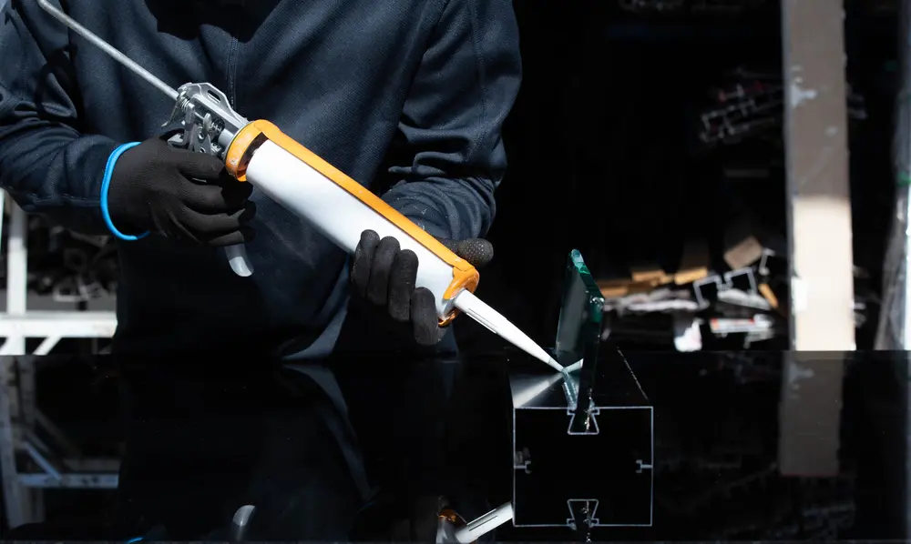 การใช้กาวตะปู