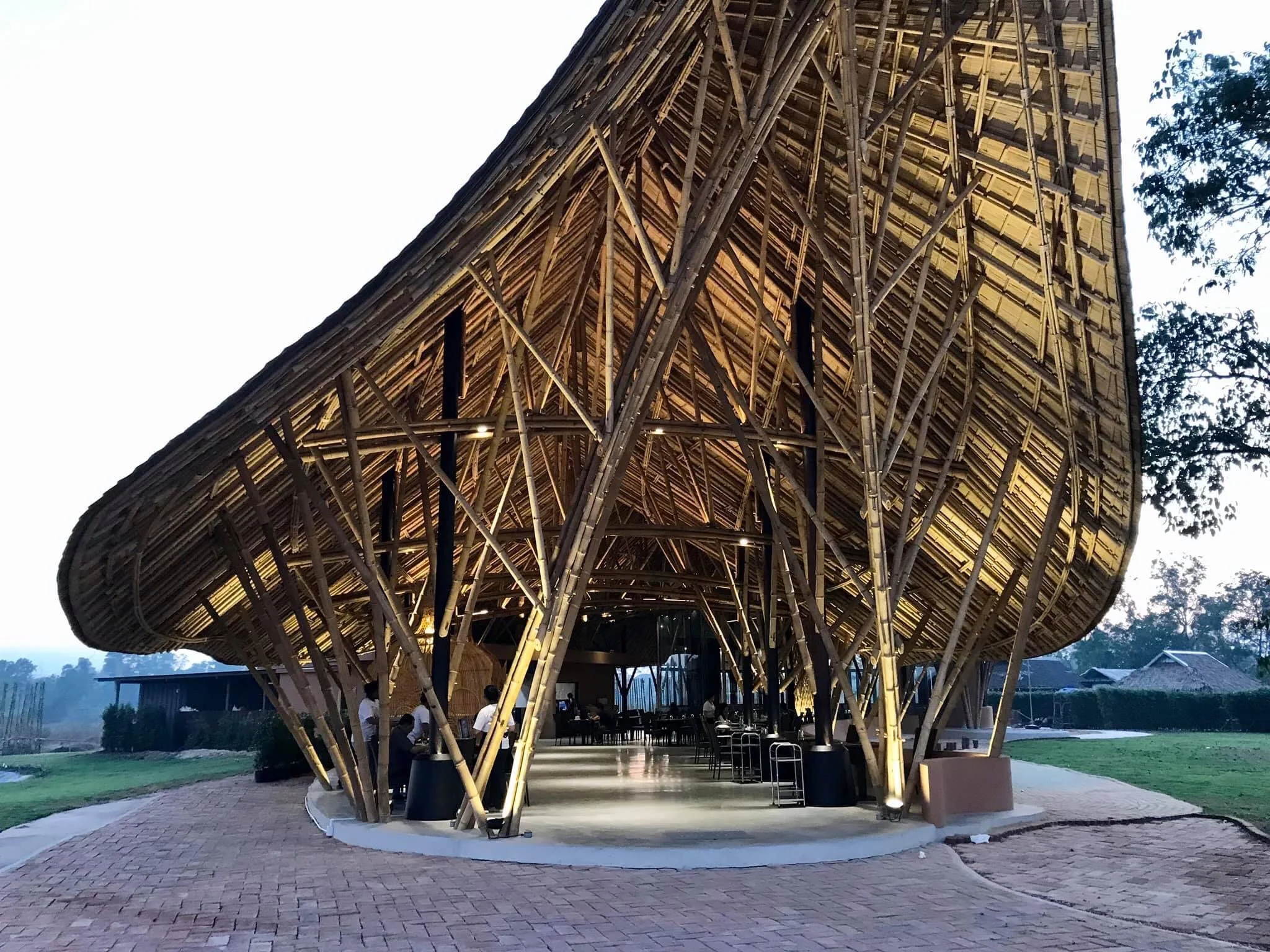 อาคารไม้ไผ่ร้าน Bamboo ใหญ่สุวินทวงศ์