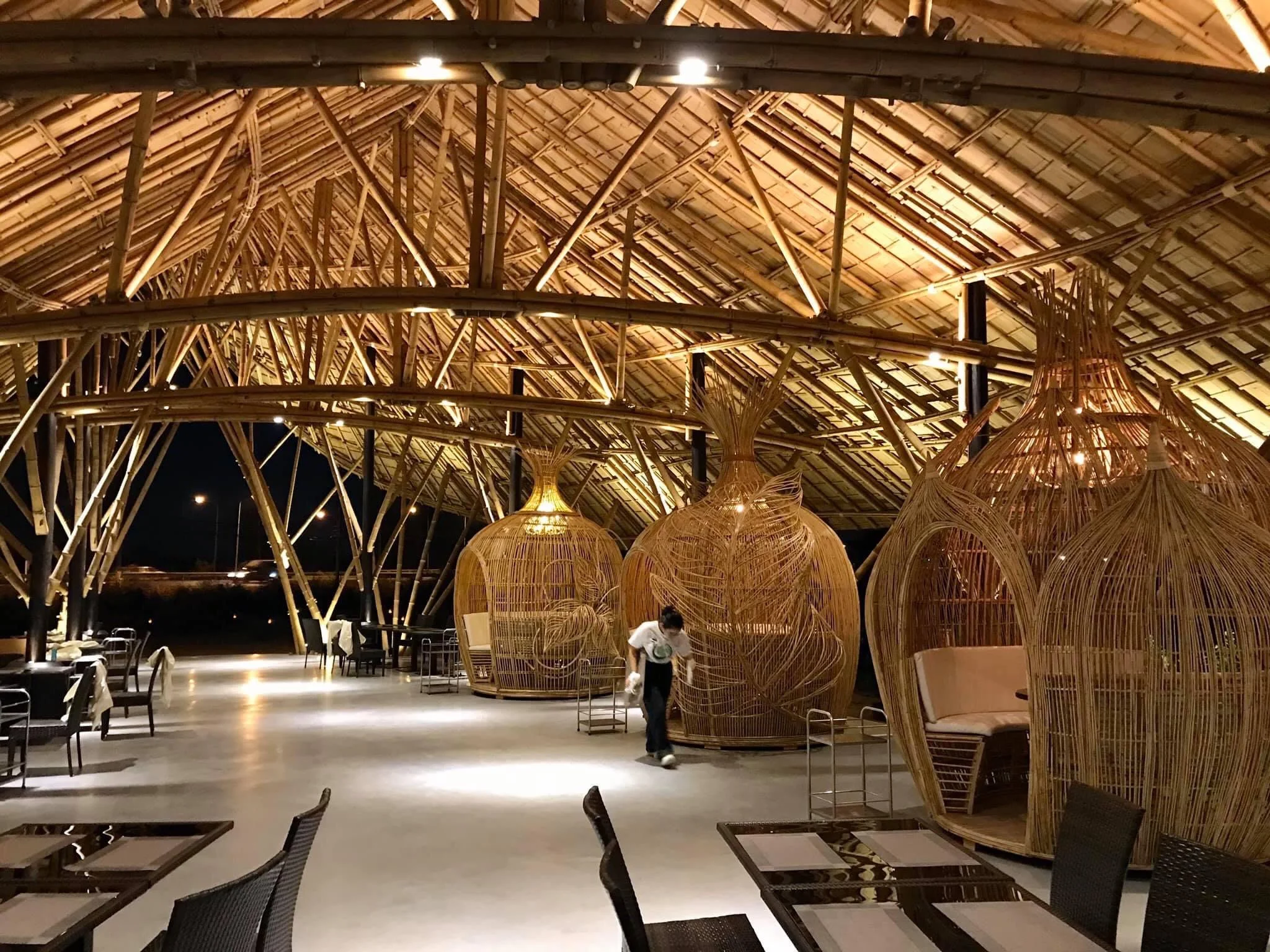 ภาพ: อาคารไม้ไผ่ร้าน Bamboo ใหญ่สุวินทวงศ์