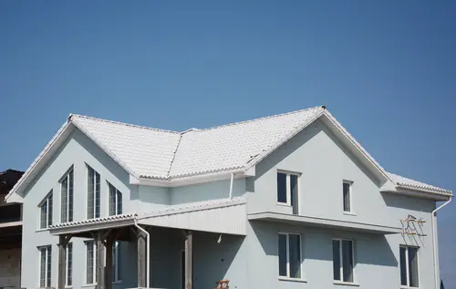 บ้านหลังคาสีขาว