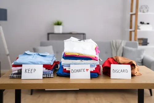 การคัดแยกเสื้อผ้าที่ไม่ได้ใช้แล้ว