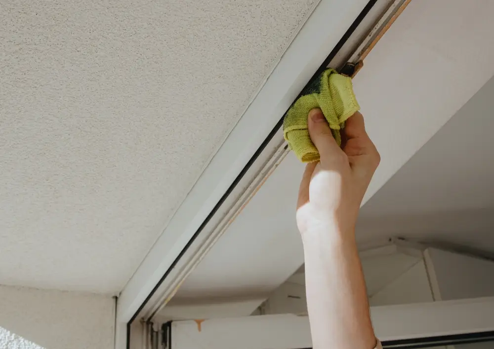 การทำความสะอาดรางเลื่อน