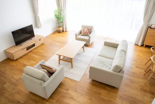 ห้องนั่งเล่นปูพื้นไม้เป็นธรรมชาติ