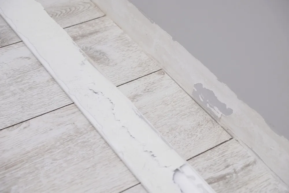 พื้นผิวผนังหลังรื้อบัวพื้น