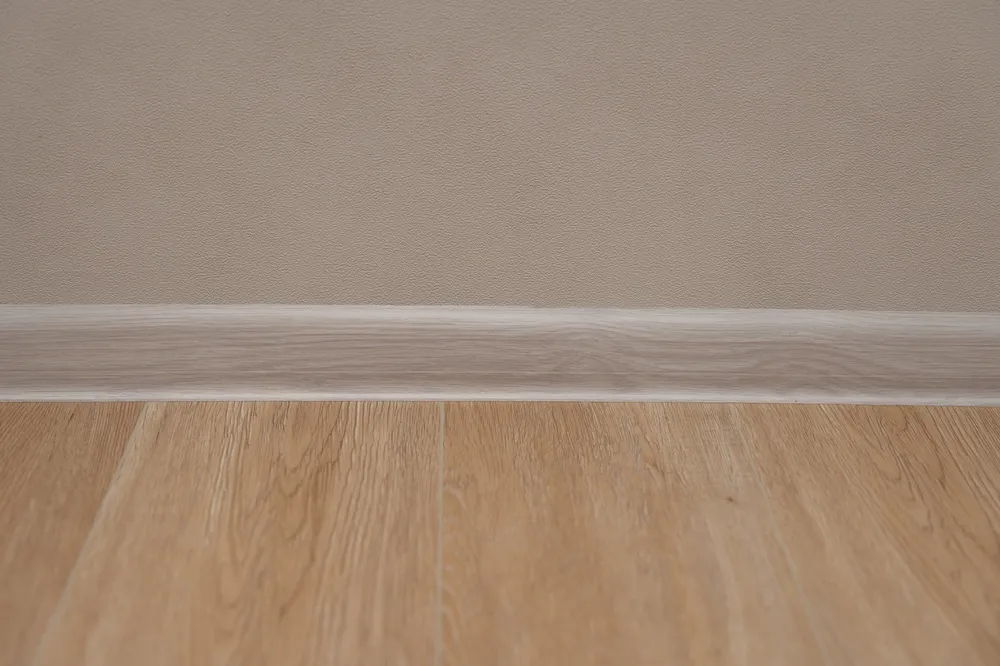 บัวสีใกล้เคียงกับพื้นและผนัง