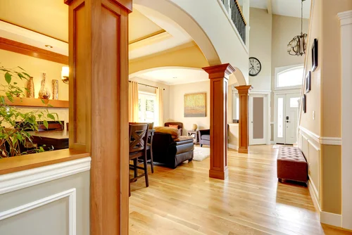 บ้านสไตล์คลาสสิกตกแต่งเสาบ้านด้วยไม้