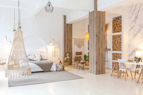 ห้องนอนสไตล์มินิมอล พร้อมเสาบ้านขนาดใหญ่