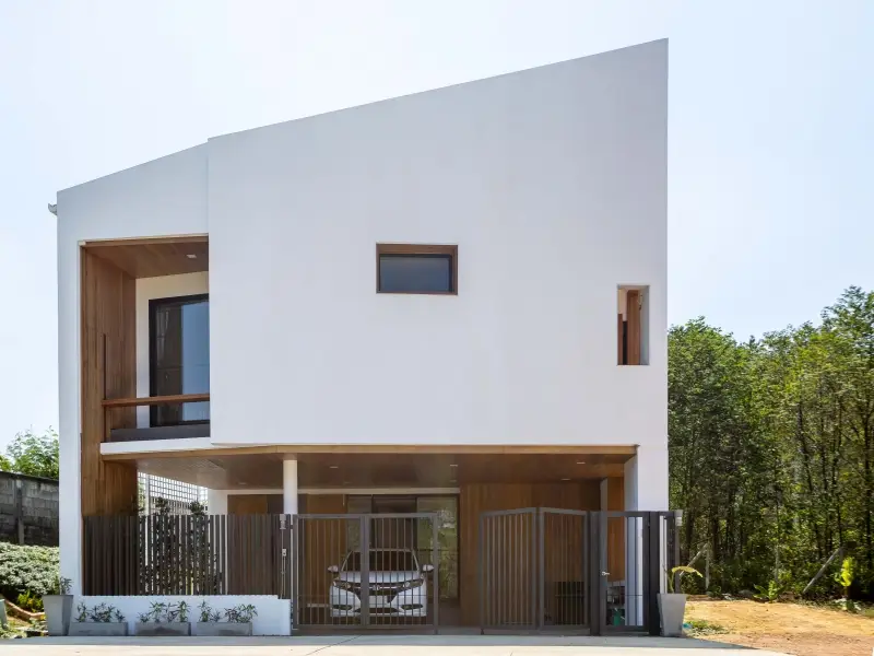 บ้านพักส่วนตัวสีขาวที่เลือกใช้สีขาวที่สว่างถึง 98% ตัดกับลายไม้