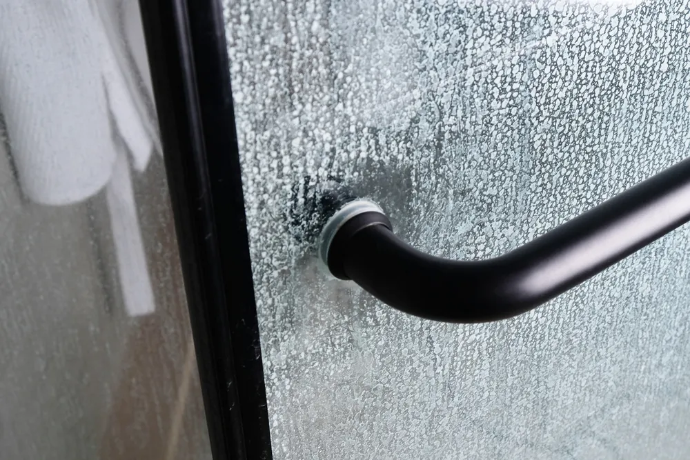 คราบจะกรันบนฉากกั้นอาบน้ำ