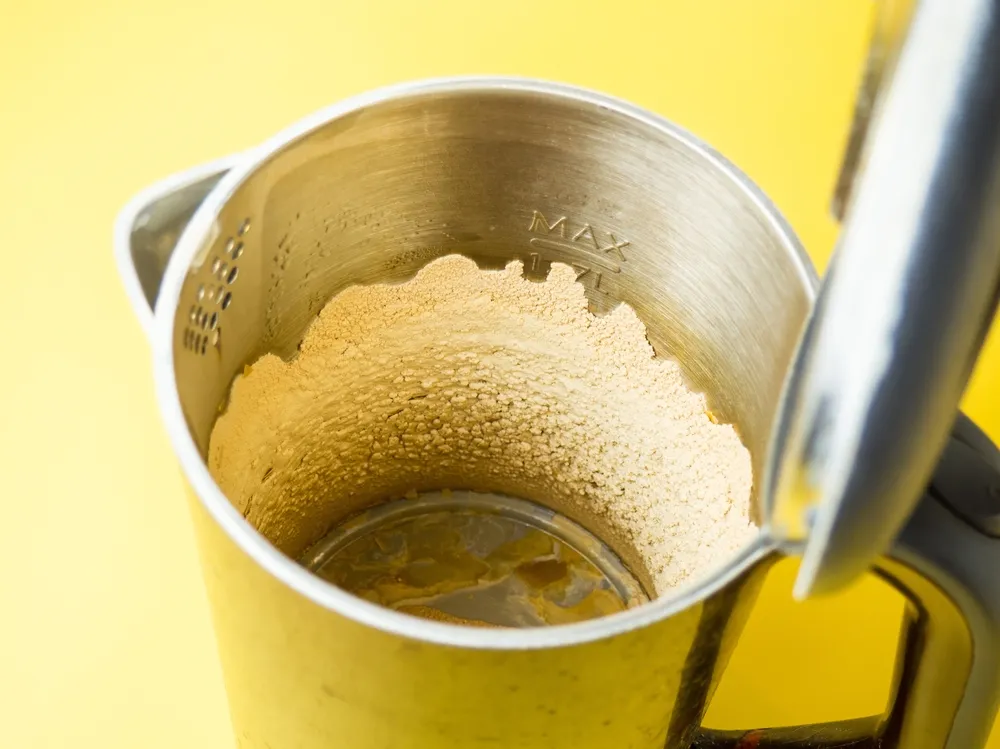 คราบตะกรันเป็นก้อนในกาต้มน้ำ