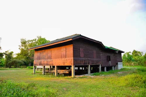 บ้านไม้เก่า