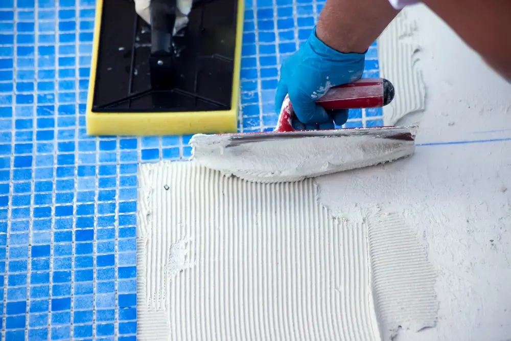 ปาดกาวซีเมนต์ให้เป็นร่อง