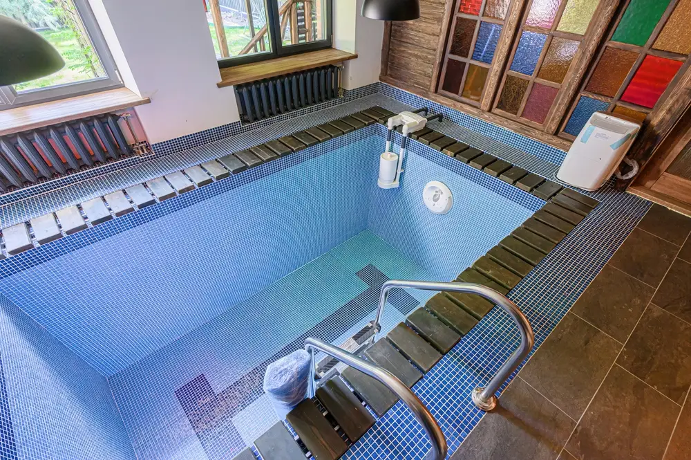 สระว่ายน้ำในร่มก่อนเติมน้ำ