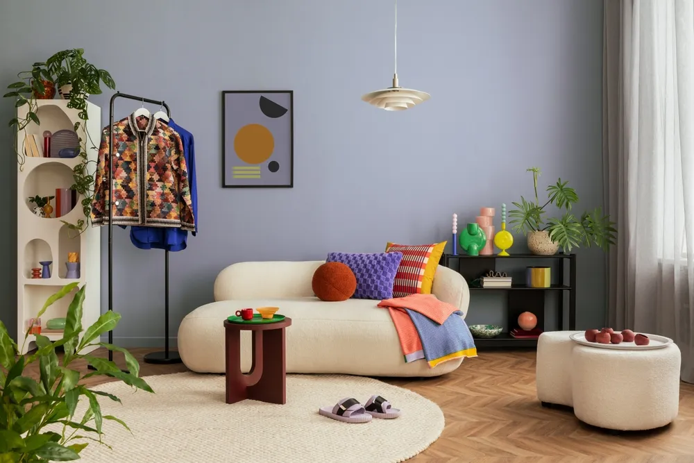 ห้องนั่งเล่นสไตล์โมเดิร์นตกแต่งด้วยสีพาสเทล