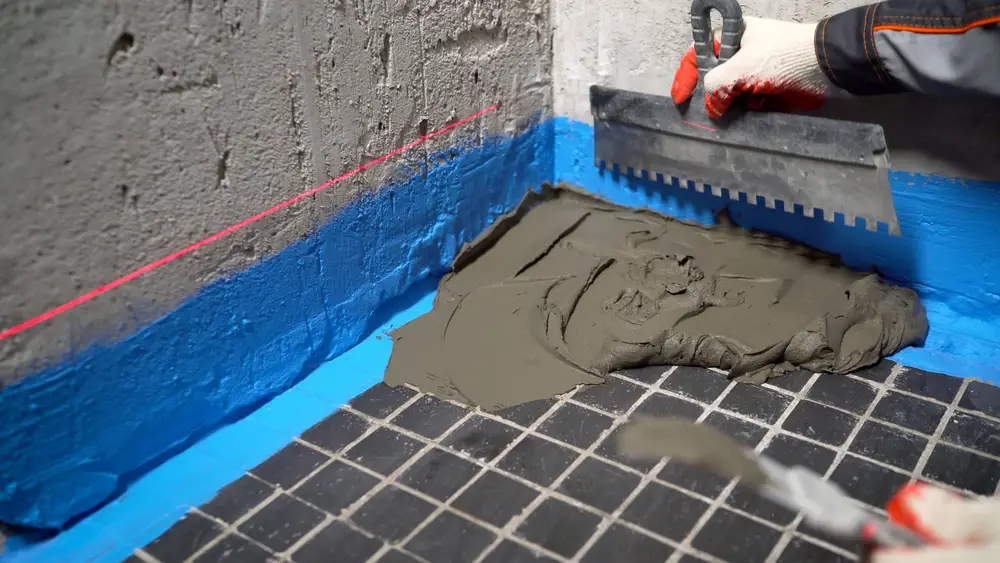 การปาดกาวซีเมนต์บนพื้นกระเบื้องเก่า