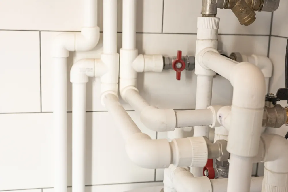 ท่อน้ำในห้องน้ำ