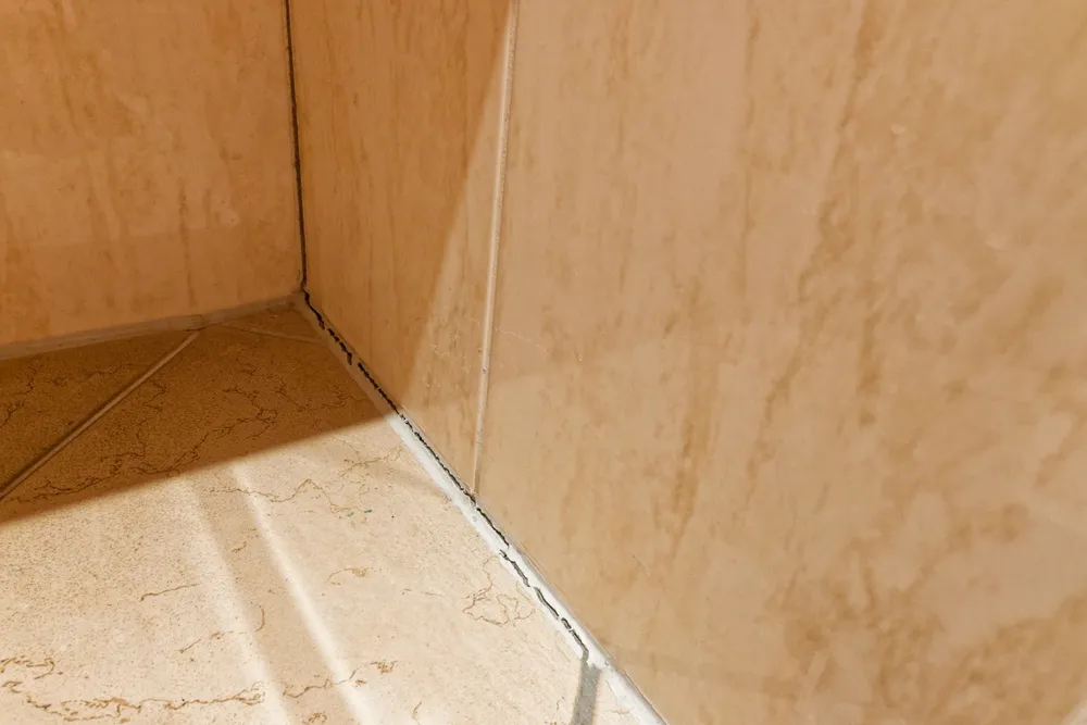 รอยแตกร้าวระหว่างพื้นและผนังห้องน้ำ