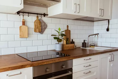 ผนังกระเบื้องเซรามิก