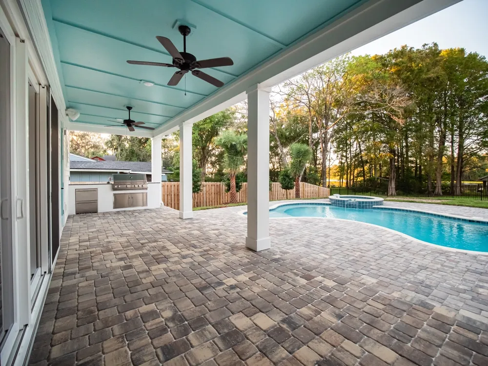 พื้นหินในบริเวณนอกบ้าน