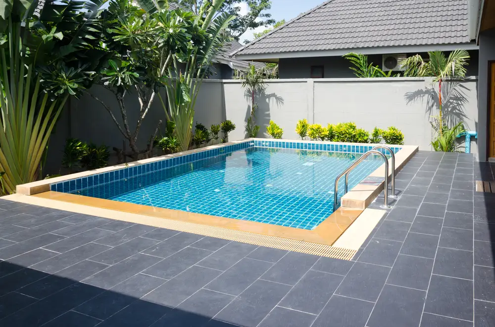 สระว่ายน้ำในบริเวณบ้าน