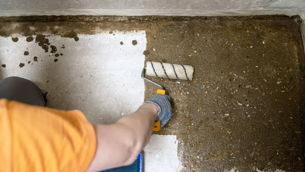 การทาน้ำยาด้วยลูกกลิ้ง