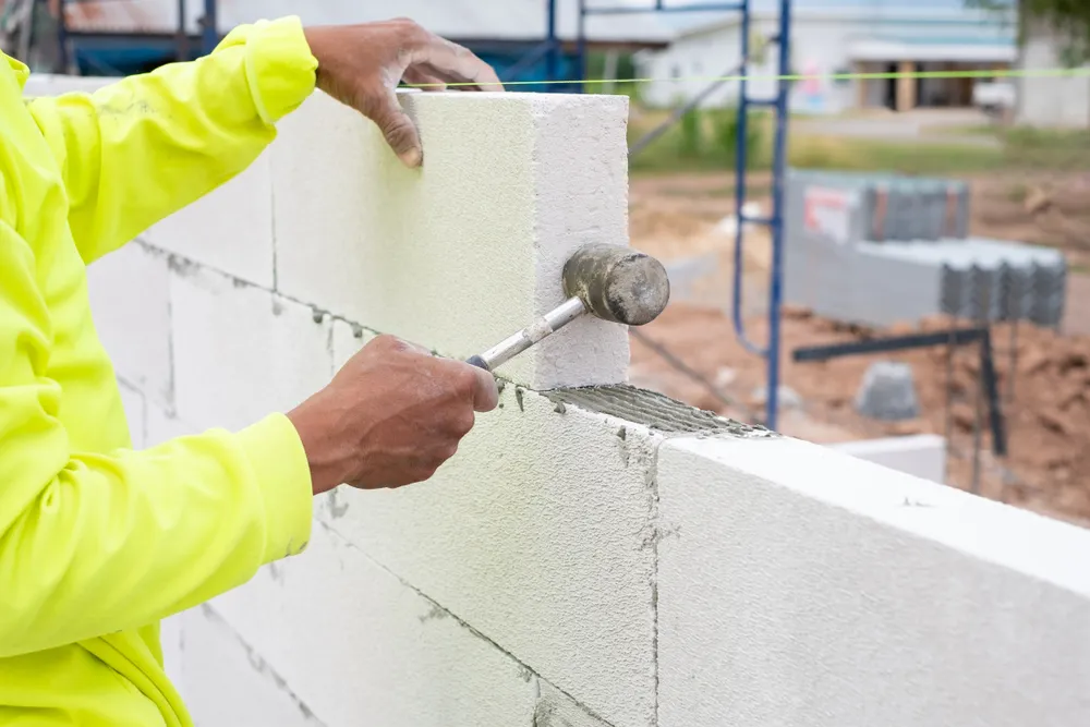 ใช้ค้อนยางเคาะปรับก้อนอิฐมวลเบา