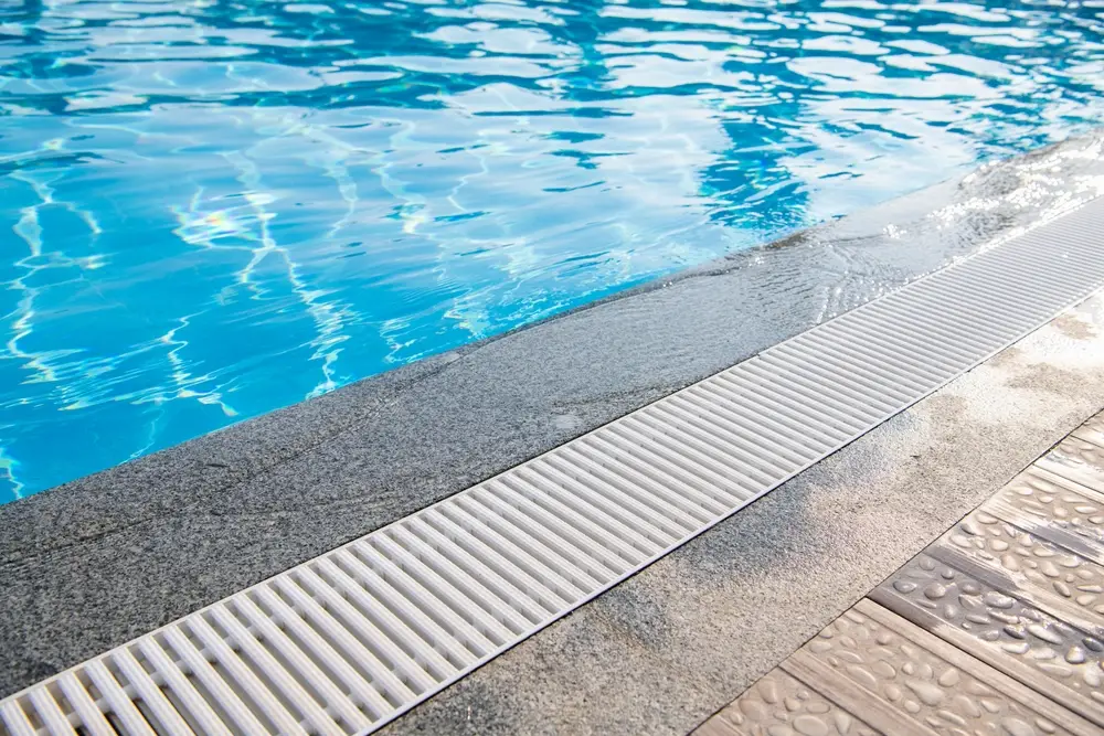 น้ำล้นสู่รางระบายน้ำ