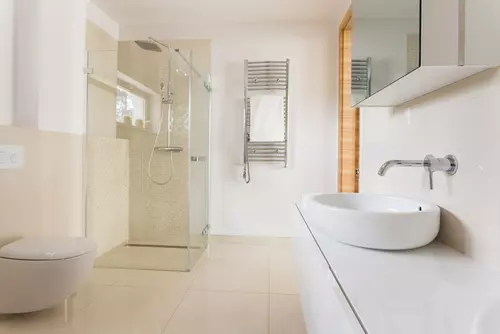 พื้นกระเบื้องสีครีมช่วยเพิ่มความสว่าง