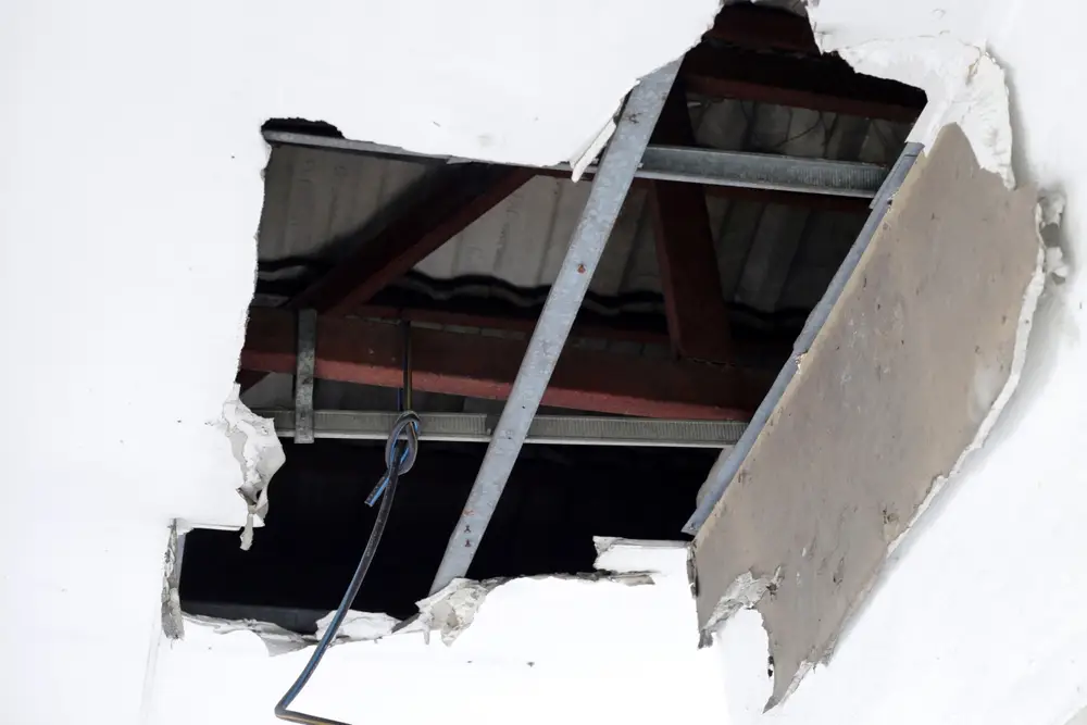 ฝ้าเพดานถล่ม