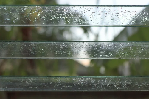 กระจกบานเกล็ดป้องกันน้ำฝนเข้าบ้าน